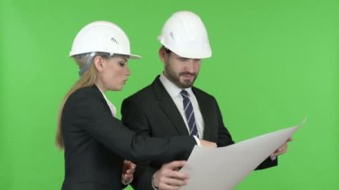 Chroma Key'e Karşı İnşaat Planı Okuyan Memnun Mühendisler