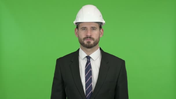 Ung ingenjör som visar tummen ner mot Chroma Key — Stockvideo