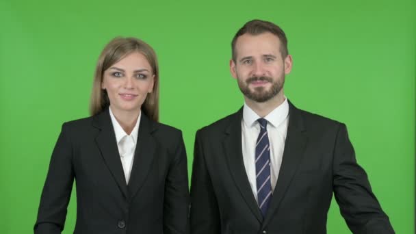 Professionnels d'affaires masculins et féminins parlant de caméra contre Chroma Key — Video