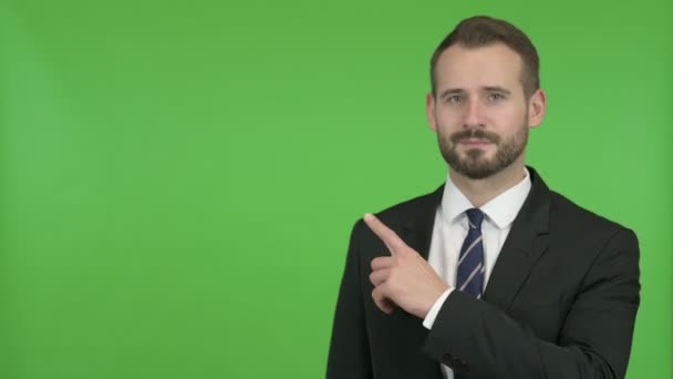 Молодий бізнесмен, вказуючи пальцем без ключа кольоровості — стокове відео