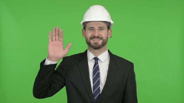 Ingeniero ambicioso saludando señal de mano y hablando contra clave de croma — Vídeo de stock