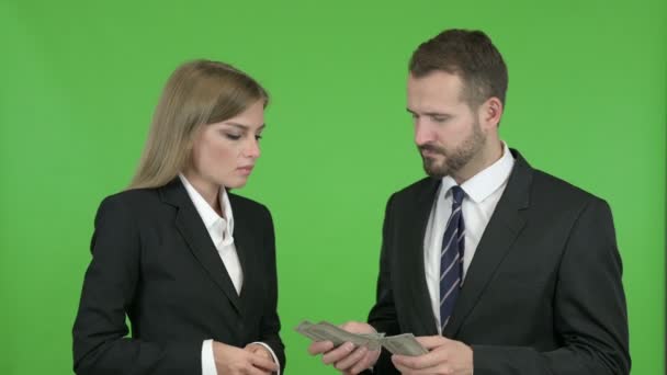 Mężczyzna i kobieta Business Professionals kłóci się o pieniądze przeciw Chroma Key — Wideo stockowe