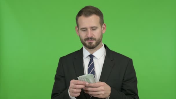 Gelukkige zakenman die geld uitgooit tegen Chroma Key — Stockvideo