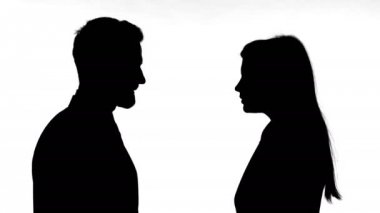Kavga Ederken Partneri Tokatlayan Kadının Silueti