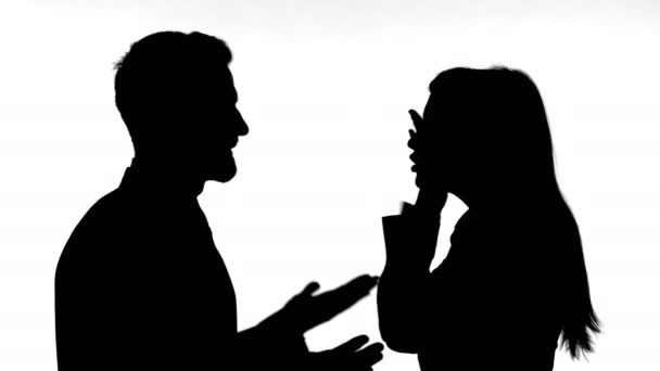 Silhouette de couple luttant contre fond blanc — Video