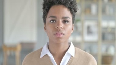 Uçan öpücük veren Charming Girl Portresi