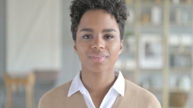 Zafer İşareti gösteren güzel Afrikalı Kız Portresi