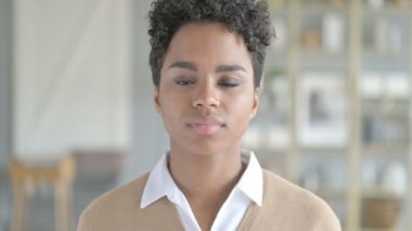 Kafa jesti ile Evet Diyen Afrikalı Kızın Portre Çekimi