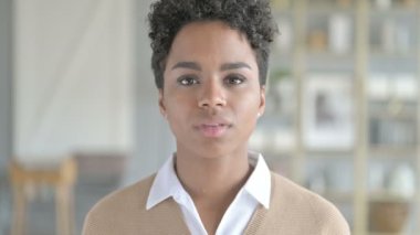 Neşeli Afrikalı Kız Portre Shot El jest tarafından calling