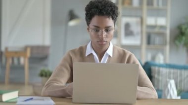 Çalışan Afrikalı Kız Onun Masada Onun laptop kullanma