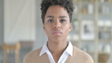 Başparmağını Aşağı Gösteren Genç Afrikalı Kızın Portresi