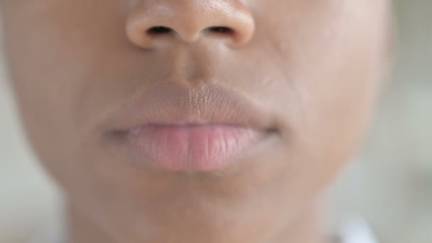 Close-up Tiro de dentes saudáveis de jovem menina africana — Vídeo de Stock