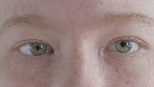 Close-up van vrouwelijke ogen knipperen — Stockvideo