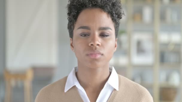 Porträtt av Pretty afrikansk flicka som visar tystnad tecken — Stockvideo
