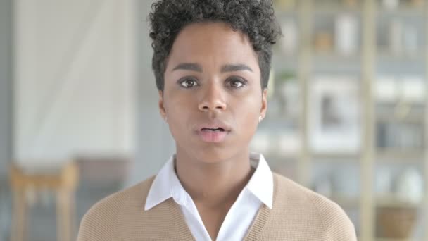 Porträtt av skott av ung afrikansk flicka som säger nej med huvudet tecken — Stockvideo