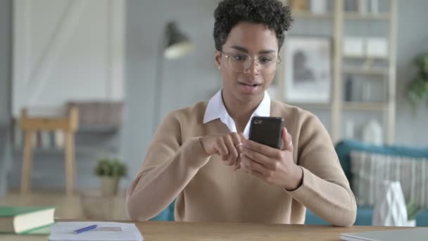 Vidám afrikai lány használ őt szúró telefon — Stock videók