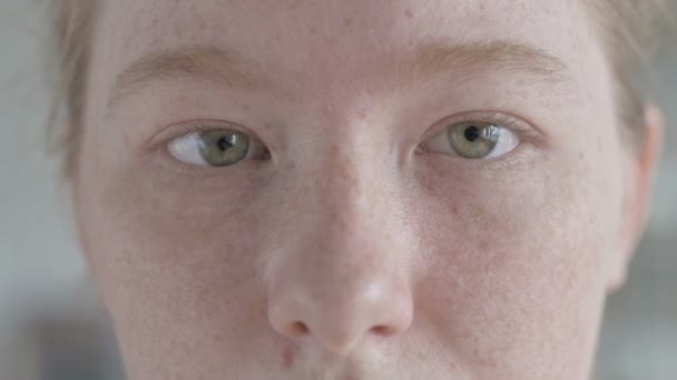 Молода жінка очі крупним планом — стокове відео