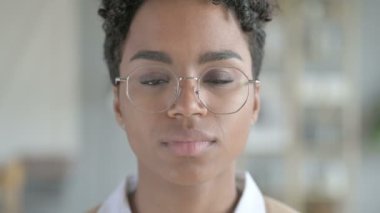 Gözlüklü Gülümseyen Genç Afrikalı Kızın Portresi