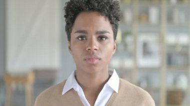 Genç Afrikalı Kızın ŞokA Etkisi Yle Karşıportresi