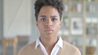 Stresli Afrikalı Kız Portresi Çok Yüksek Sesle Çığlık