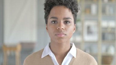 Afrikalı Kızın Portre Çekimi kazanan jest yapıyor