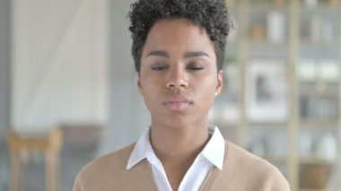 Afrikalı Kızın Kafadan İşaret Yok Deyip Portre Çekimi