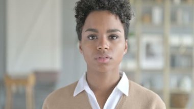 Gülümseyen Neşeli Afrikalı Kız Portresi