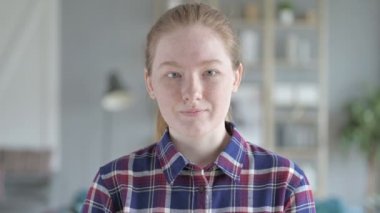 Genç Kadın El Hareketiyle Gelmek İstedi