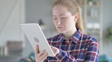 Genç Kadın Alışveriş online tablet kullanma