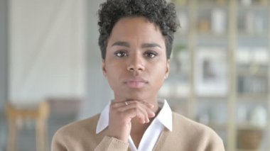 Hırslı Afrikalı Kız Portresi Düşünceler sahip