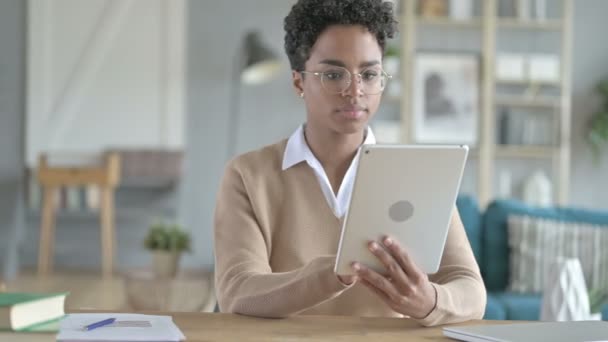 Gyönyörű afrikai lány tekerő a Tablet — Stock videók