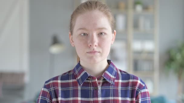 Nahaufnahme einer jungen Frau, die mit der Hand Stoppschild zeigt — Stockvideo