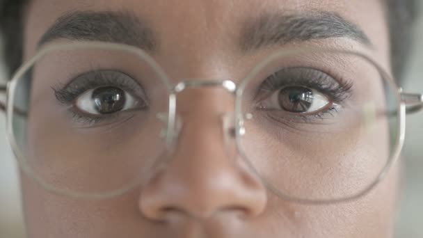 안경을 쓰고 있는 젊은 아프리카 소녀의 클로즈업 샷 — 비디오