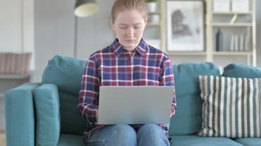 Genç Kadın Laptop Kapatır Ve Away Goes