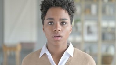 Üzgün Afrikalı Kız Portre Head palmiye jest yapıyor