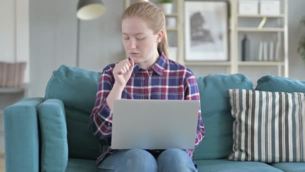 Junge Frau arbeitet am Laptop und hustet — Stockvideo