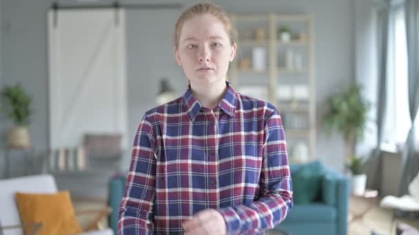 Ung kvinna stående med armarna korsade och leende — Stockvideo