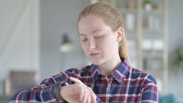 Mujer joven usando reloj inteligente — Vídeo de stock