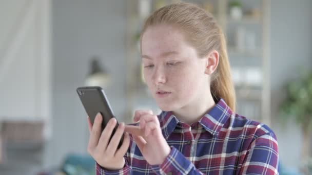Νεαρή γυναίκα χρησιμοποιώντας smartphone με σοκαρισμένος έκφραση — Αρχείο Βίντεο