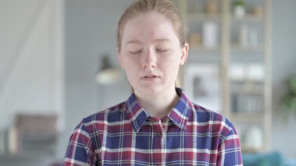 Jeune femme en attente tout en vérifiant le temps — Video