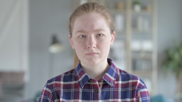 Közelről fiatal nő Shaking fejét a Disapproval — Stock videók