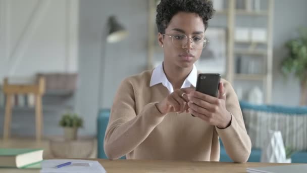 Giovane africano ragazza utilizzando telefono e ottenere stressato — Video Stock