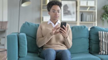 Kanepede Otururken Telefon Kullanma Afrikalı Kız