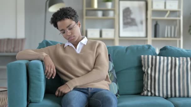 Joven africana chica tener rápido siesta en sofá — Vídeo de stock