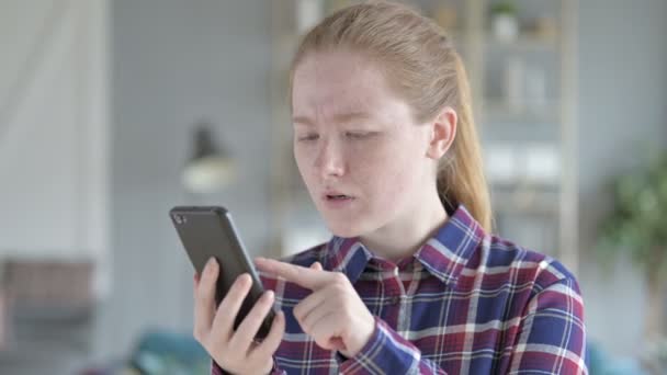 Jovem mulher triste enquanto compras online — Vídeo de Stock