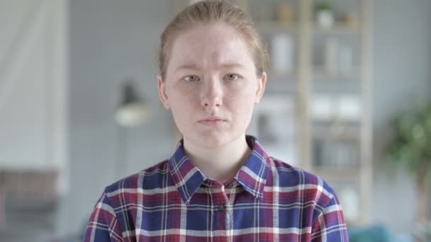 Close Up of Young Woman Mostrando Expressão de Choque — Vídeo de Stock