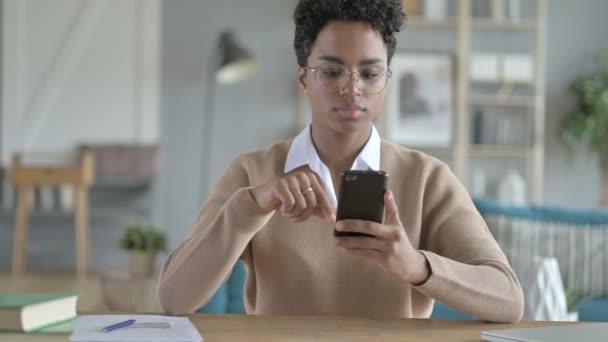 Fiatal afrikai lány használ őt szúró telefon — Stock videók