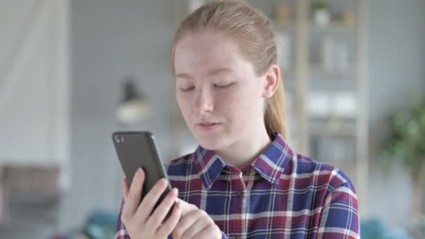 Primer plano de la mujer joven usando el teléfono celular — Vídeo de stock