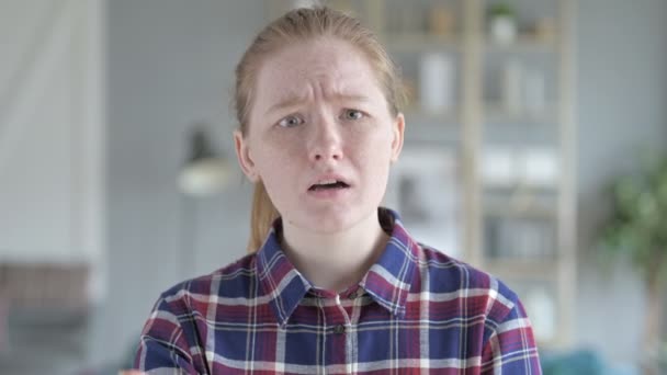 Közelről dühös fiatal nő mutatva és szidás — Stock videók