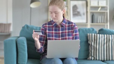 Genç Kadın Laptop üzerinden online Alışveriş
